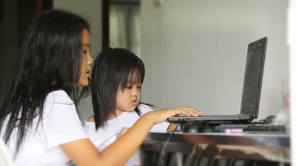 Young and sister have fun to playing computer at home — Stock Video