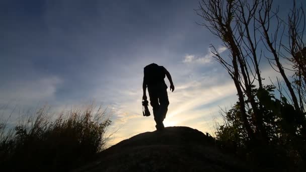 Fotógrafo em pé na montanha — Vídeo de Stock