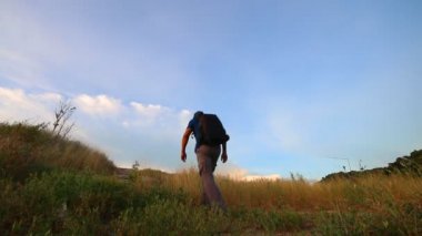 Yalnız dağda yürüyüş Gezgin