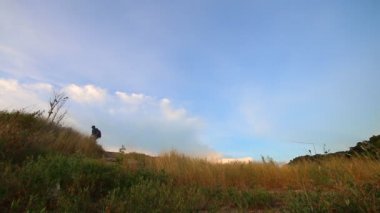 Yalnız dağda yürüyüş Gezgin