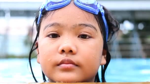 Unga asiatiska damen att spela i poolen — Stockvideo