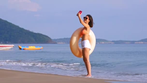 Молодая Женщина Бикини Сидит Пляже — стоковое видео