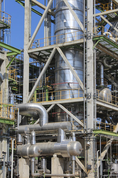 Refinery tower