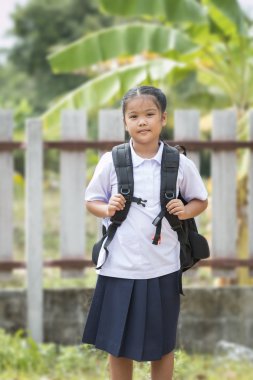 Öğrenci takım elbiseli küçük hanım