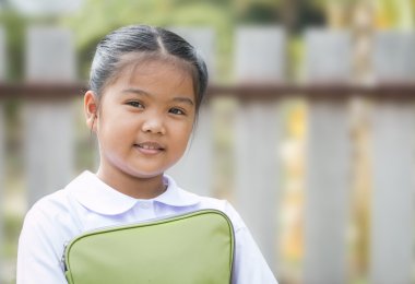 Öğrenci takım elbiseli küçük hanım