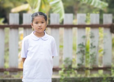 Öğrenci takım elbiseli küçük hanım