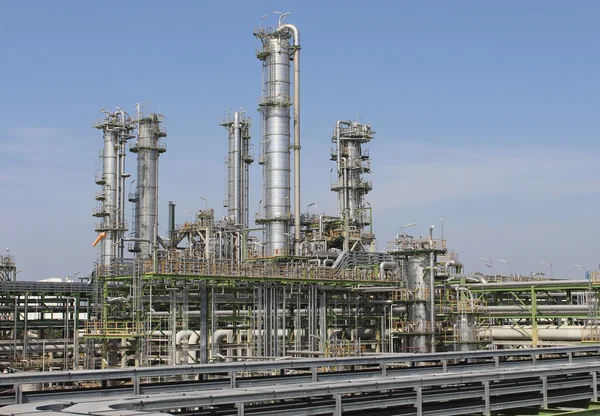 Vertical refining tower with blue sky — Stock Photo, Image