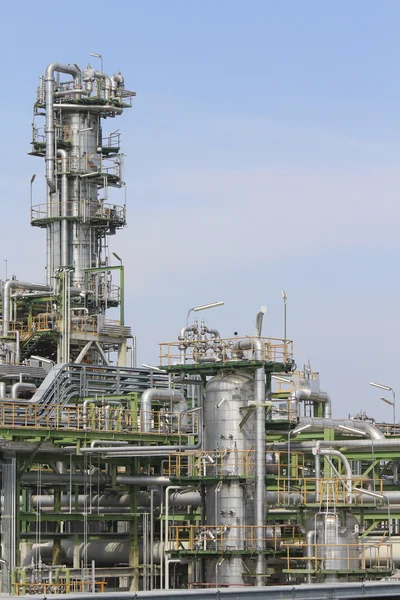 Vertical refining tower with blue sky — Stock Photo, Image