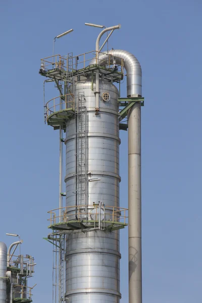 Torre de refino vertical com céu azul — Fotografia de Stock