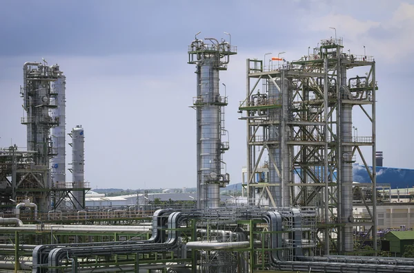 Raffinaderiet växt med sky — Stockfoto
