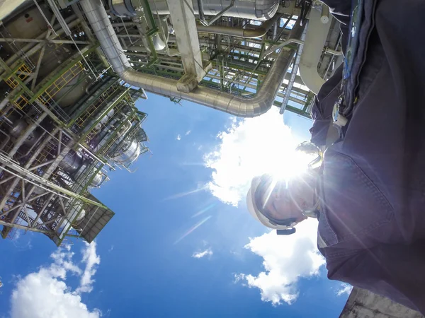 Hombre en planta de refinería —  Fotos de Stock