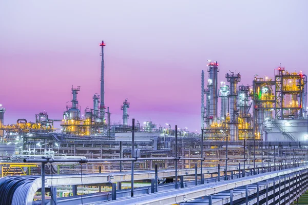 Twilight scène van Petroleum plant — Stockfoto