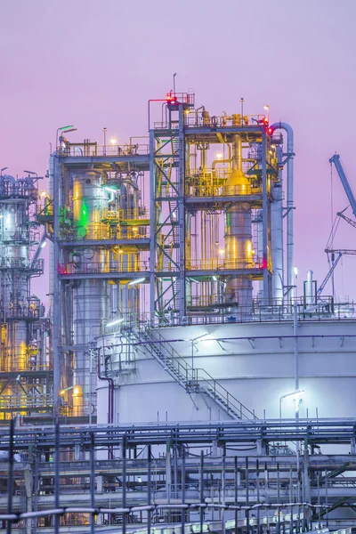 Scène crépusculaire de l'usine pétrolière — Photo