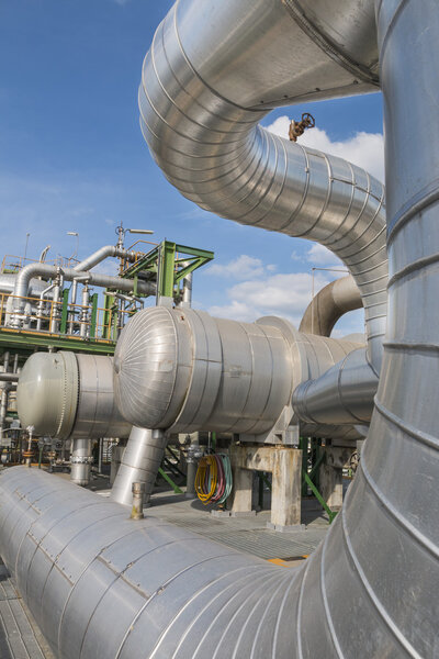 завод по производству нефти и химии
