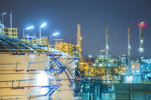 Schöne Dämmerung der Tanklagerung in Raffinerie-Anlage — Stockfoto