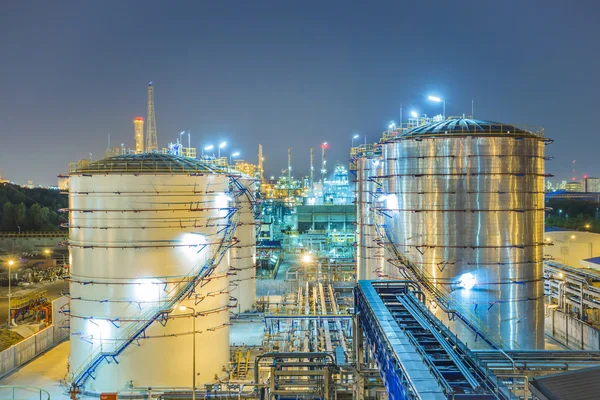 Hermoso crepúsculo de almacenamiento de tanques en planta de refinería —  Fotos de Stock