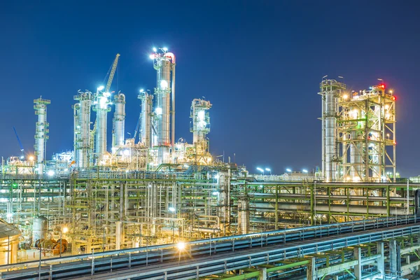 Schöne Dämmerung der Raffinerie-Anlage — Stockfoto