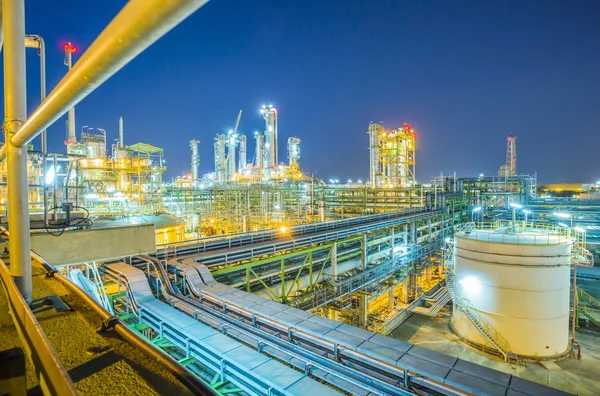 Beautiful twilight of refinery plant — Stock Photo, Image