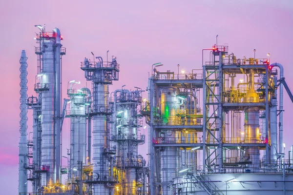 Twilight av industriella petroleum anläggning — Stockfoto