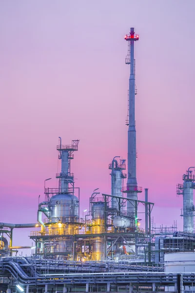 Сутінки промислового нафтового заводу — стокове фото
