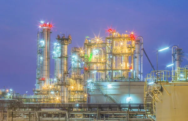 Crepúsculo escena de la planta de petróleo — Foto de Stock