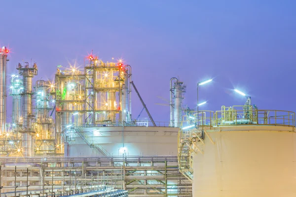 Cena crepúsculo de planta de petróleo — Fotografia de Stock