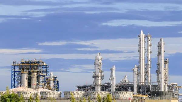 Impianto petrolifero con cielo — Foto Stock