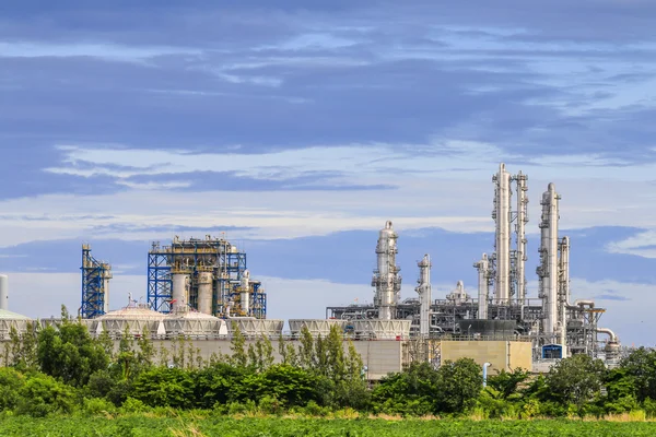 Impianto petrolifero con cielo — Foto Stock