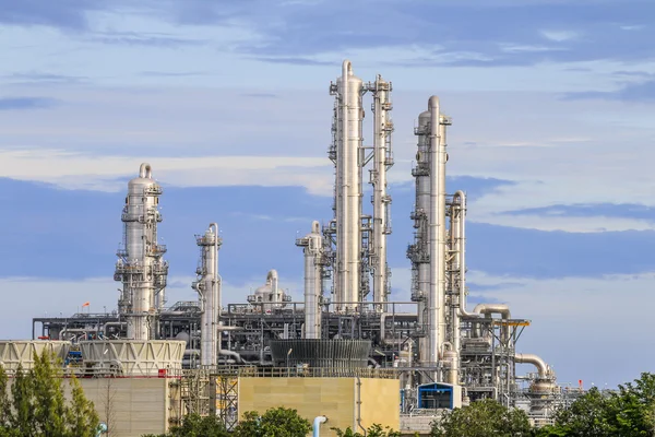 Petroleum anläggning med sky — Stockfoto