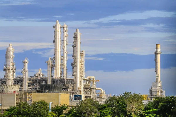 Petroleum anläggning med sky — Stockfoto