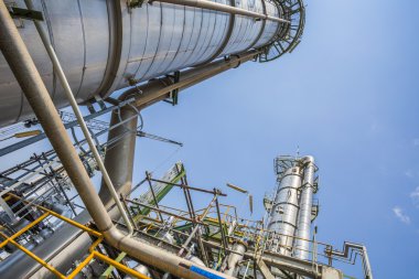 raffinaderij toren met blauwe hemel