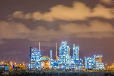 Rafineri tesisi gecesi