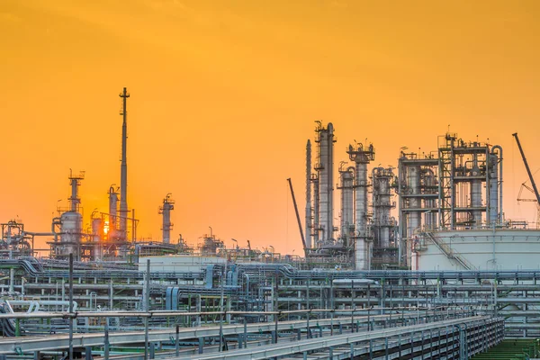 Вечерняя сцена нефтеперерабатывающего завода — стоковое фото