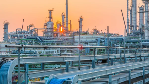 Escena nocturna de la refinería — Foto de Stock