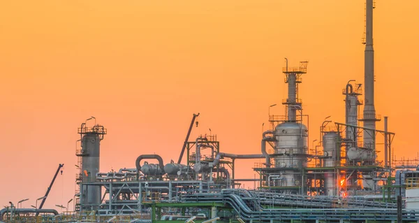 Escena nocturna de la refinería — Foto de Stock