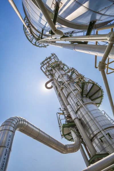 Torre di raffineria con cielo blu — Foto Stock