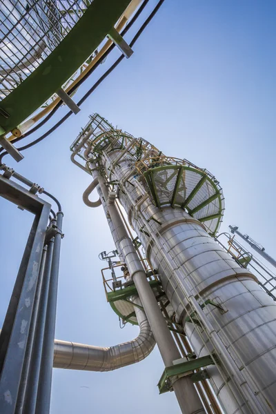 Raffinaderiet tower med blå himmel — Stockfoto