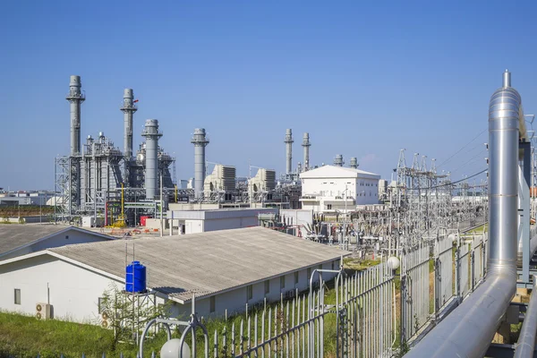 Central eléctrica con cielo azul —  Fotos de Stock