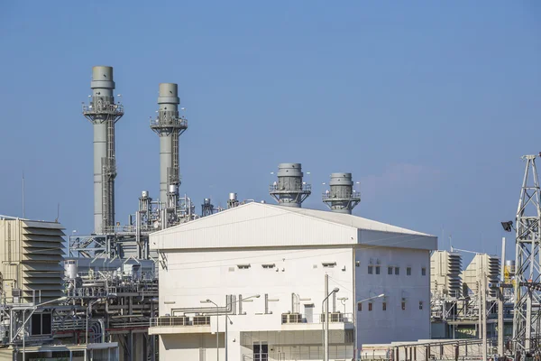 Centrale électrique avec ciel bleu — Photo