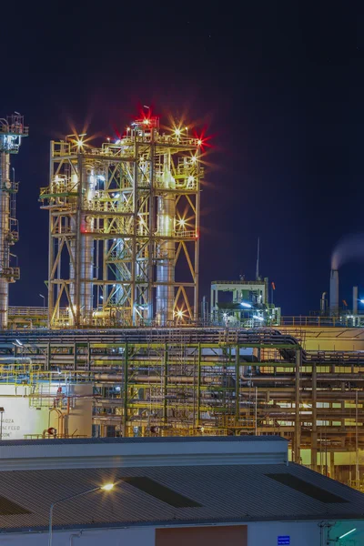 Planta de refinaria com bela iluminação na estrutura — Fotografia de Stock