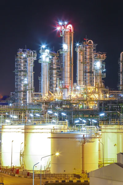 Cena noturna de fábrica de refinaria — Fotografia de Stock