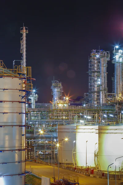 Nattbild av raffinaderiet fabriken — Stockfoto