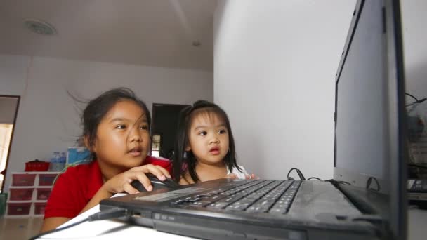 Asian children play games computer — Stock Video