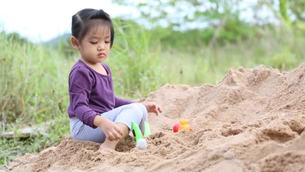 Baby playing sand — Stock Video