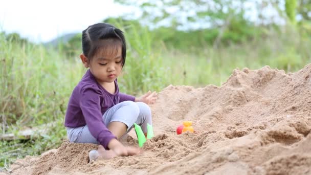 Baby spelen zand — Stockvideo
