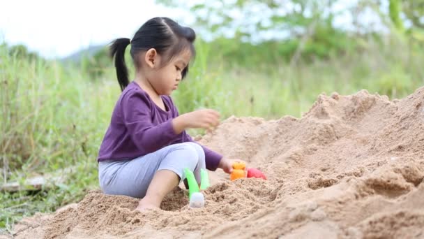 Baby playing sand — Stock Video