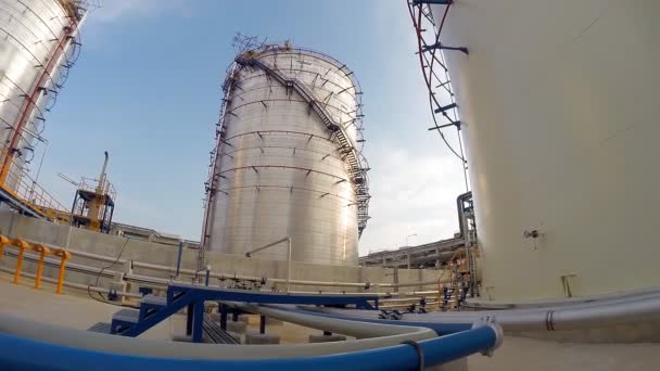Нефтехимический бак на нефтехимическом заводе — стоковое видео