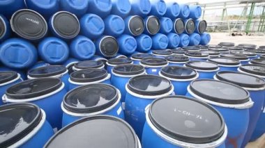 Birkaç varil kimyasal depolama bahçesinde