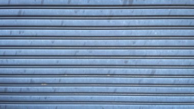 Sanayi, inşaat veya mimari tasarım kavramlarına uygun olarak açılıp kapanmak üzere tasarlanmış çelik sürgülü kapının dokusu.