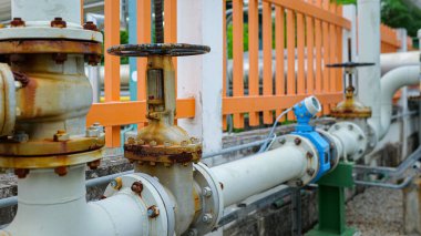 Büyük bir metal boru hattına kurulmuş manüel bir valf, endüstriyel bir fabrikada hassasiyet, güvenlik ve operasyonel güvenilirliği temsil eden sıvı akışını kontrol eder..